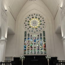 ローズガーデン／ロイヤルグレース大聖堂の画像｜ロイヤルグレース大聖堂のステンドグラスです