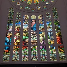ローズガーデン／ロイヤルグレース大聖堂の画像｜ステンドグラスが鮮やかです。