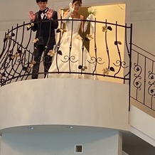 ONE＆ONLY　ル・グラン・ミラージュの画像｜大階段から登場しました。
新婦の好きな映画である「ローマの休日」の曲を流しました。