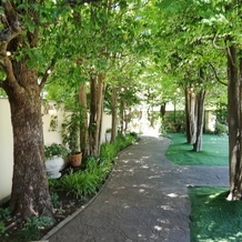 ルーデンス立川ウエディングガーデンの画像｜入口は緑豊かで癒されます