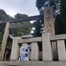 東京大神宮／東京大神宮マツヤサロンの画像｜挙式会場のある東京大神宮の鳥居。