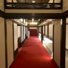 東京大神宮／東京大神宮マツヤサロンの画像｜挙式会場に向かう廊下です。
挙式前の親族控室もこちらにあります。