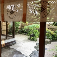 東京大神宮／東京大神宮マツヤサロンの画像｜挙式会場に向かう廊下から見えるお庭です。