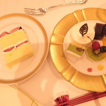 東京大神宮／東京大神宮マツヤサロンの画像｜ケーキカットされた後振る舞われたケーキと、コースのデザート。洋風デザートの中の塩羊羹がポイントです。
