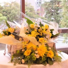 東京大神宮／東京大神宮マツヤサロンの画像｜両親贈呈の花束が台に置かれたところ。
