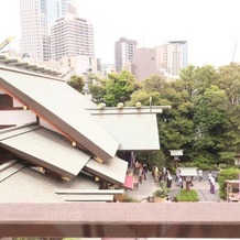 東京大神宮／東京大神宮マツヤサロンの画像｜窓の外にはお社が見えます。