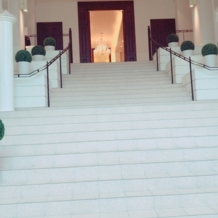 ザ　スタイル　オブ　エクセレントの画像｜挙式後、この白い素敵な大階段を降りながらみんなに祝福されてとても幸せでした。
