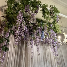 マリアージュ彦根の画像｜ゲストの待合室。アリスモチーフで可愛いand映え。藤の花が綺麗(造花)