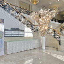 迎賓館シェーナ～ＰＡＲＴＩＲ　ＫＹＯＴＯ～の画像｜エントランスの中央階段1