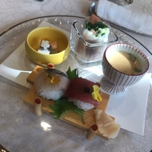 Ｒａｖｉｒ Ｏｋａｙａｍａ （ラヴィール岡山）の画像｜試食させて頂いたコースの前菜、ご飯等です。手鞠寿司可愛いですよね
