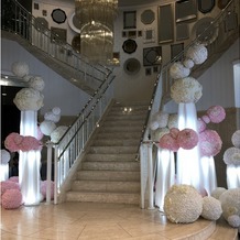 Ｒａｖｉｒ Ｏｋａｙａｍａ （ラヴィール岡山）の画像｜入口入ってすぐの階段。ここでドレス姿撮っても映えると思います。
