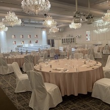 Ｒａｖｉｒ Ｏｋａｙａｍａ （ラヴィール岡山）の画像｜1番広い白を基調としたシャンデリアのある披露宴会場