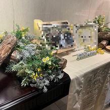 ウエディングヒル　東京ベイ幕張の画像｜ウェルカムスペースの机。周囲の装花と敷いてあるクロスは会場の備品。