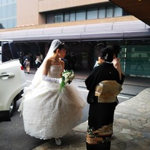 SHIROYAMA HOTEL kagoshima（城山ホテル鹿児島）の画像｜式場でのセレモニーが終わって披露宴会場に移動するところ