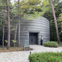 ＡＮＥＬＬＩ　軽井沢（アネーリ　軽井沢）の画像｜挙式会場入口の写真