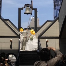 ＤＵＣＬＡＳＳ　ＯＳＡＫＡ　デュクラス大阪の画像｜挙式後の鐘を鳴らすシーン