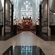 ノートルダム周南 Notre Dame SHUNANの画像｜床に反射したステンドグラスが素敵