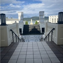 ノートルダム　マリノア　Ｎｏｔｒｅ　Ｄａｍｅ　ＭＡＲＩＮＯＡの画像｜挙式会場出たすぐの階段