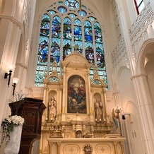 ノートルダム広島 Notre Dame HIROSHIMAの画像｜大聖堂の前方のステンドグラス