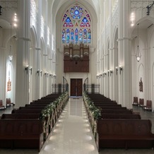ノートルダム広島 Notre Dame HIROSHIMAの画像｜バージンロードにステンドグラスが反射。また入り口が床に反射して十字架が見える。