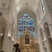 ノートルダム広島 Notre Dame HIROSHIMAの画像｜ステンドグラスが目立つチャペル