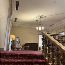 グランドプリンスホテル新高輪の画像｜麝香の会場に向かう階段。待合室のソファもおしゃれでした。
