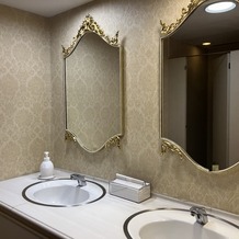 グランドプリンスホテル新高輪の画像｜階段を上がってすぐのところと、1Fの2箇所にお手洗いがあります。