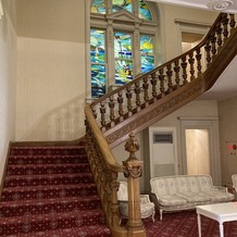 グランドプリンスホテル高輪 貴賓館の画像｜階段、ステンドグラス