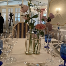 グランドプリンスホテル高輪 貴賓館の画像｜会場のピンクのカーテンとピンクのお花がぴったり