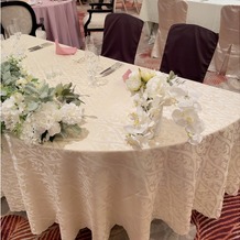 グランドプリンスホテル高輪 貴賓館の画像｜新郎新婦の机は白基調で可愛らしいです
