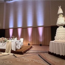 グランドプリンスホテル高輪 貴賓館の画像｜披露宴の高砂と入刀用のケーキです。
