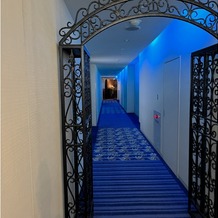 グランドプリンスホテル広島の画像｜挙式会場までの廊下