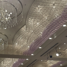 品川プリンスホテルの画像｜披露宴会場の天井照明
花のシャンデリアというそうです
すごく可愛い！