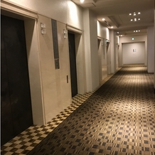 品川プリンスホテルの画像｜エレベーター12基完備。迷わないようにもちろんスタッフがゲストを案内。
