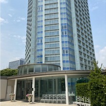 ザ・プリンス パークタワー東京の画像｜会場外の広場から見たホテル