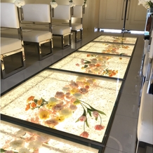 軽井沢プリンスホテル　フォレスターナ軽井沢の画像｜床が透明でお花の上を歩いているようでとても神秘的でした。