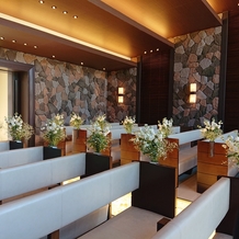 軽井沢プリンスホテル　フォレスターナ軽井沢の画像｜光のチャペル、参列者の座席です。生花は季節や選択によって変わるそうです。