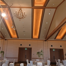 軽井沢プリンスホテル　フォレスターナ軽井沢の画像｜千曲の天井はとても高くて、広々としています。
