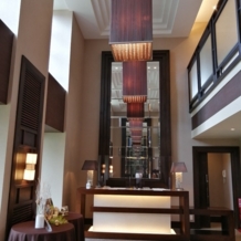 軽井沢プリンスホテル　フォレスターナ軽井沢の画像｜ゲストの待ち合い室です。ウェルカムボードが入口に置いてありました。備え付けの受付台も。
