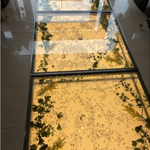 軽井沢プリンスホテル　フォレスターナ軽井沢の画像｜ガラスのバージンロード　季節のお花がディスプレイされてて可愛いです