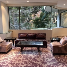 東京マリオットホテルの画像｜フォトスペースにもなるスペースに、ソファーがあります。