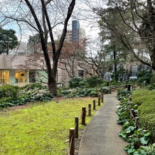 東京マリオットホテルの画像｜挙式会場（フォレスト）
庭園を通って会場まで行けます。四季によって雰囲気が変わりそう