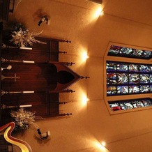サンタガリシア大聖堂の画像｜新郎新婦立ち位置から見上げたステンドグラス