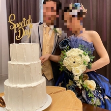 LEBAPIREO（レガピオーレ）-urban　villa　wedding-の画像｜ケーキ入刀（式場の備品ケーキを借りました）