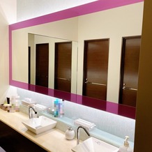 LEBAPIREO（レガピオーレ）-urban　villa　wedding-の画像｜トイレの鏡が大きくてありがたい！