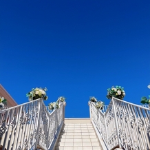 ララシャンス迎賓館の画像｜挙式会場への階段、フラワーシャワーをここでやりました。