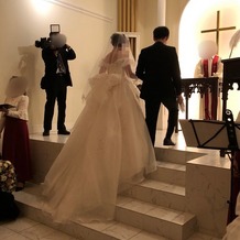 ララシャンス迎賓館の画像｜新郎新婦が登る階段。ウェディングドレスが映えます