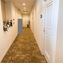 ララシャンス迎賓館の画像｜新郎新婦の控室から披露宴会場までの廊下