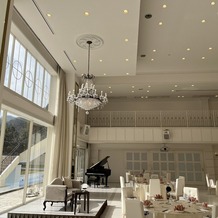 ララシャンス迎賓館の画像｜白を基調とした空間。
天井も高いです。