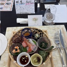 ララシャンス　太陽の丘の画像｜繊細なデザートと手書きメッセージの温かさが伝わる、特別感あふれる一枚。上品な演出に心が和みます。
